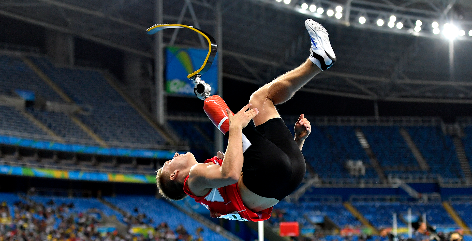 却引发了中 却引发了中